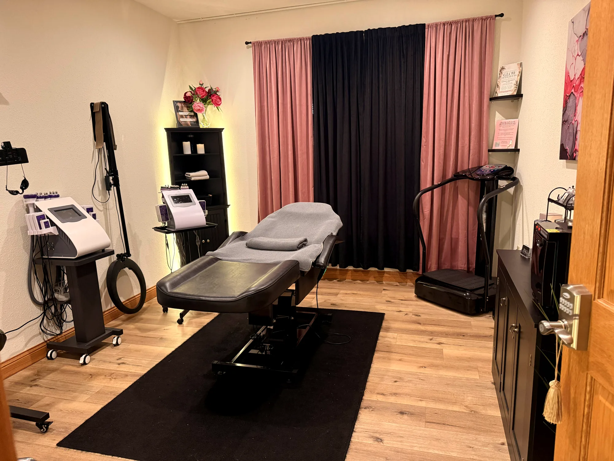 The BAQ Body Sculpting treatment room, with sculpting equipment and the treatment table